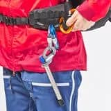 کوله پشتی ALPINISM 40 EVO با ساختار چند منظوره و مدولار برای همراهی شما در تورهای اسکی یا مسیرهای چند روزه طراحی شده است. این مدل به دلیل داشتن کمربند عریض قابل جابجایی برای ارائه راحتی پوشیدن بهتر به شما ساخته شده است. کاربری بدون سر نیز برای جلوگیری از ورود برف دوباره طراحی شده است. مزایای محصول تطبیق پذیری شامل 2 پیک، اسکی/اسنوبرد، کلاه ایمنی و سیستم حمل بیل/صدا. سهولت حمل و نقل فوم های ترموفرم شده، تسمه های ارگونومیک، کمربند شکمی بزرگ سبکی وزن آن با لوازم جانبی 1250 گرم و بدون لوازم جانبی تنها 1000 گرم است. انواع مختلف استفاده کاپوت، کمربند و بند قابل جابجایی. پوشش جلوگیری از ورود برف (بدون کاپوت) ماندگاری Ripstop 420D با یک تکه پارچه پلی آمید بادوام است. راحتی در استفاده دسترسی به کیف با باز کردن زیپ پشت آن فراهم می شود. - بدنه اصلی = 35 لیتر + 5 لیتر به لطف قسمت دامن. - محفظه جلو = 6 لیتر. - هود قابل جابجایی = 4 لیتر. تجهیزات جانبی - دو سیستم حمل کلنگ. - سیستم حمل اسکی جلو قابل تنظیم - به لطف تسمه های فشاری در طرفین، می توانید اسکی یا تشک حمل کنید. همچنین می توانید با ترکیب سگک های جلویی، اسنوبورد یا کفش برفی حمل کنید. - سازگار با بطری آب: بند حمل، گذرگاه نی روی بند ها وجود دارد. - دارای دسته حمل است. - محفظه نگهداری روی تسمه. - قسمت مشبک برای حمل کلاه ایمنی. - محفظه الاستیک در محفظه جلویی برای صدای پارو / اکو. حمل و نقل - تسمه های تشریحی قابل تنظیم، بالشتک دار و مشبک دارای تسمه های کششی قابل تنظیم هستند. - بند سینه قابل تنظیم - کمربند شکمی عریض قابل جدا شدن برای راحتی در هنگام حمل و نقل. - روی چوب لباسی ها 2 عدد آویز حمل مواد وجود دارد. محفظه ها - محفظه جلویی برای نگهداری بیل و کاوشگر بهمن. - چشم دسترسی سریع با مکان نما دوتایی 30 سانتی متر در 22 سانتی متر روی سر قابل جابجایی. - محفظه داخلی مشبک 30 در 22 سانتی متر در زیر کاپوت قابل جابجایی. یک آویز کلید وجود دارد. - محفظه زیپ دار 17 در 5 سانتی متر روی بند شکمی. - محفظه داخلی مشبک 22 در 20 سانتی متر در پشت. سیستم باز کردن - روی کیف با دو بند کشی سفت کننده بسته می شود (یکی جیب اصلی را محکم می کند و دیگری قسمت بالایی قابل باز شدن را محکم می کند). - به لطف زیپ بزرگ پشتی، می توانید به سرعت و به راحتی به داخل کیف برسید. - کاپوت قابل جابجایی - پوششی که هنگام استفاده بدون هود در برابر ورود برف به حجم اصلی محافظت می کند. ابعاد - ارتفاع: 63 سانتی متر. - عرض: 29 سانتی متر - عمق: 23 سانتی متر جزء - پارچه اصلی: 420 دنیر Ripstop پلی آمید / دافع آب. ترکیب محصول پارچه اصلی 100% آستر پلی آمید 100% پوشش پلی آمید 100% طناب بند پلی اورتان 90% پلی پروپیلن، 10% پلی اورتان ترموپلاستیک