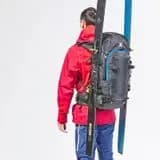 کوله پشتی ALPINISM 40 EVO با ساختار چند منظوره و مدولار برای همراهی شما در تورهای اسکی یا مسیرهای چند روزه طراحی شده است. این مدل به دلیل داشتن کمربند عریض قابل جابجایی برای ارائه راحتی پوشیدن بهتر به شما ساخته شده است. کاربری بدون سر نیز برای جلوگیری از ورود برف دوباره طراحی شده است. مزایای محصول تطبیق پذیری شامل 2 پیک، اسکی/اسنوبرد، کلاه ایمنی و سیستم حمل بیل/صدا. سهولت حمل و نقل فوم های ترموفرم شده، تسمه های ارگونومیک، کمربند شکمی بزرگ سبکی وزن آن با لوازم جانبی 1250 گرم و بدون لوازم جانبی تنها 1000 گرم است. انواع مختلف استفاده کاپوت، کمربند و بند قابل جابجایی. پوشش جلوگیری از ورود برف (بدون کاپوت) ماندگاری Ripstop 420D با یک تکه پارچه پلی آمید بادوام است. راحتی در استفاده دسترسی به کیف با باز کردن زیپ پشت آن فراهم می شود. - بدنه اصلی = 35 لیتر + 5 لیتر به لطف قسمت دامن. - محفظه جلو = 6 لیتر. - هود قابل جابجایی = 4 لیتر. تجهیزات جانبی - دو سیستم حمل کلنگ. - سیستم حمل اسکی جلو قابل تنظیم - به لطف تسمه های فشاری در طرفین، می توانید اسکی یا تشک حمل کنید. همچنین می توانید با ترکیب سگک های جلویی، اسنوبورد یا کفش برفی حمل کنید. - سازگار با بطری آب: بند حمل، گذرگاه نی روی بند ها وجود دارد. - دارای دسته حمل است. - محفظه نگهداری روی تسمه. - قسمت مشبک برای حمل کلاه ایمنی. - محفظه الاستیک در محفظه جلویی برای صدای پارو / اکو. حمل و نقل - تسمه های تشریحی قابل تنظیم، بالشتک دار و مشبک دارای تسمه های کششی قابل تنظیم هستند. - بند سینه قابل تنظیم - کمربند شکمی عریض قابل جدا شدن برای راحتی در هنگام حمل و نقل. - روی چوب لباسی ها 2 عدد آویز حمل مواد وجود دارد. محفظه ها - محفظه جلویی برای نگهداری بیل و کاوشگر بهمن. - چشم دسترسی سریع با مکان نما دوتایی 30 سانتی متر در 22 سانتی متر روی سر قابل جابجایی. - محفظه داخلی مشبک 30 در 22 سانتی متر در زیر کاپوت قابل جابجایی. یک آویز کلید وجود دارد. - محفظه زیپ دار 17 در 5 سانتی متر روی بند شکمی. - محفظه داخلی مشبک 22 در 20 سانتی متر در پشت. سیستم باز کردن - روی کیف با دو بند کشی سفت کننده بسته می شود (یکی جیب اصلی را محکم می کند و دیگری قسمت بالایی قابل باز شدن را محکم می کند). - به لطف زیپ بزرگ پشتی، می توانید به سرعت و به راحتی به داخل کیف برسید. - کاپوت قابل جابجایی - پوششی که هنگام استفاده بدون هود در برابر ورود برف به حجم اصلی محافظت می کند. ابعاد - ارتفاع: 63 سانتی متر. - عرض: 29 سانتی متر - عمق: 23 سانتی متر جزء - پارچه اصلی: 420 دنیر Ripstop پلی آمید / دافع آب. ترکیب محصول پارچه اصلی 100% آستر پلی آمید 100% پوشش پلی آمید 100% طناب بند پلی اورتان 90% پلی پروپیلن، 10% پلی اورتان ترموپلاستیک