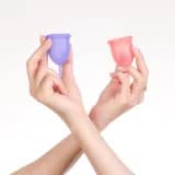 مقایسه سایز 1 و سایز 2 کاپ قاعدگی لیوا در دست برای نمایش اندازه واقعی